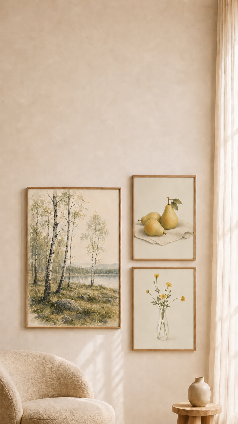 Tavelvägg med posters i ljust vardagsrum